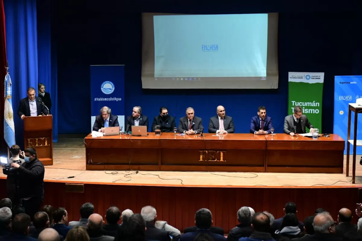 EN LA FET. Jaldo, Manzur y Cresto, entre otras autoridades, encabezaron el foro federal. Foto Gobernación