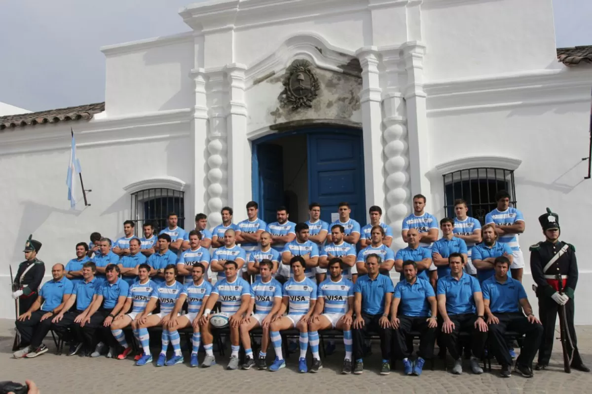 En una fotografía oficial, de 2016, posan los integrantes de Los Pumas, incluyendo a los tucumanos Nicolás Sánchez, Matías Orlando y Ramiro Moyano, más el cuerpo técnico integrado por Daniel Hourcade, José Santamarina y Daniel Pérez. Autor: PRENSA UAR.
