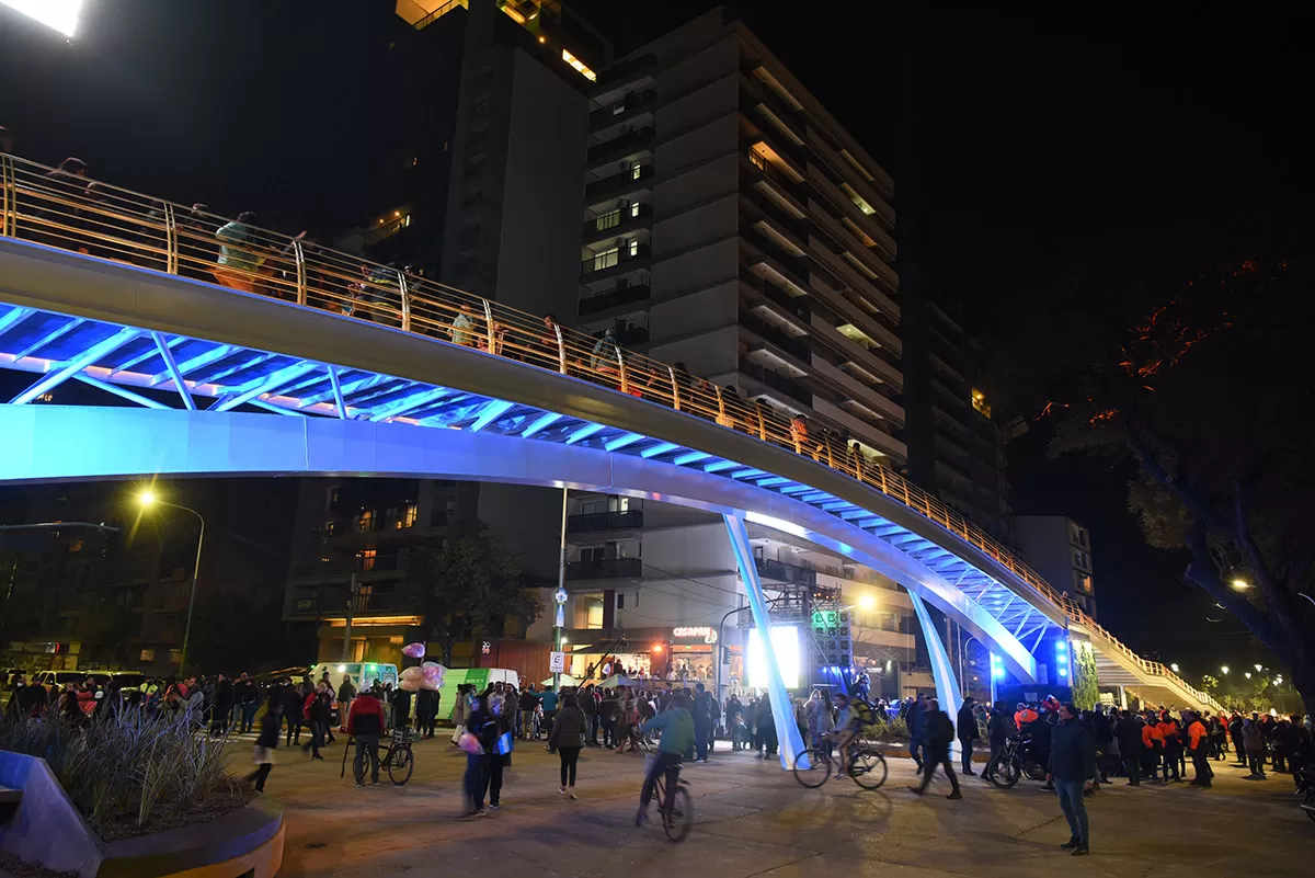 CRUZANDO EL PUENTE. La gran estructura metálica, de 38 metros, se llenó de transeúntes una vez que el jefe municipal lo dejó habilitado.