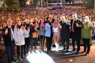 Vigilia de la Independencia: nadie quiso quedar fuera de la foto con Gladys
