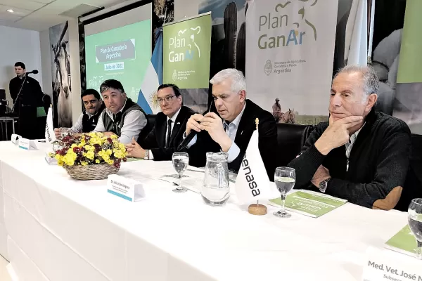 Domínguez presentó el plan GanAR a productores ganaderos de Tucumán