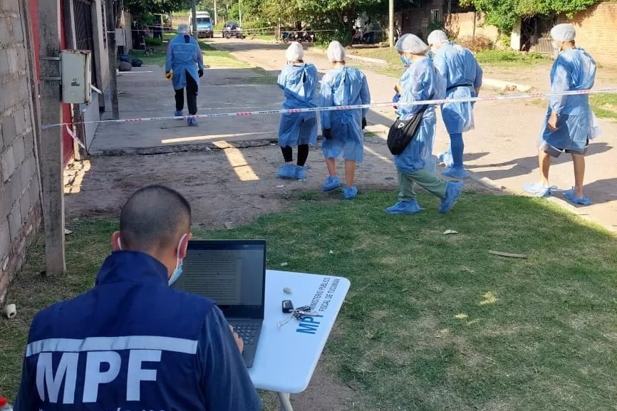 EN LA ESCENA DEL HECHO. Los peritos recolectan indicios, tras el crimen perpetrado en 