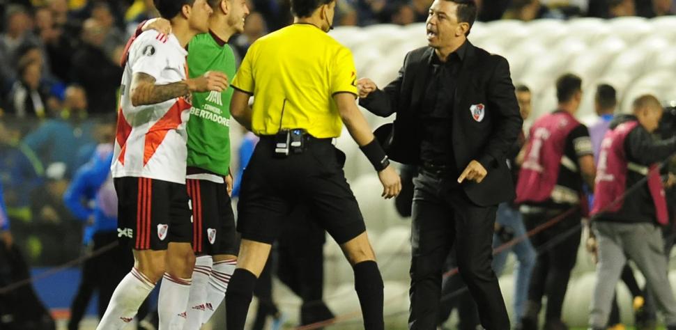 NO PUEDE SER. Gallardo reclamó por el gol no convalidado de Suárez. El DT tendrá que levantar a un equipo que luce caído. Captura de vieo