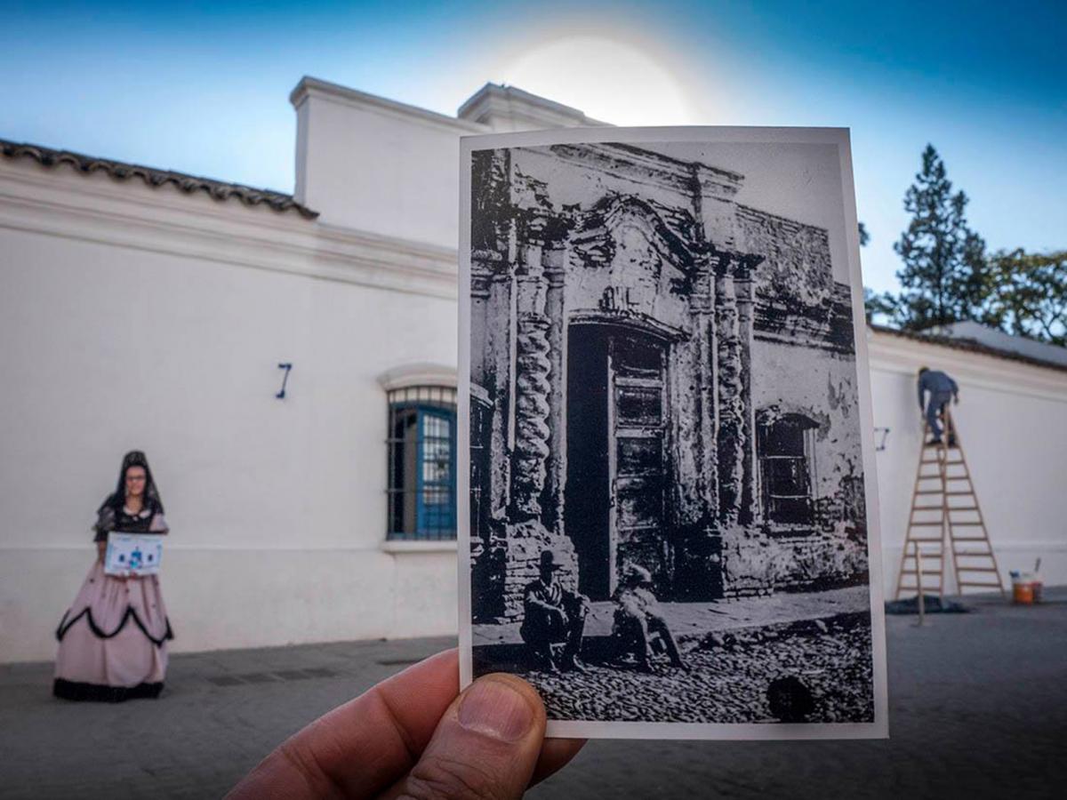 Editor y fotógrafo de larga trayectoria, Tony Valdez propone una serie donde establece un diálogo entre una toma actual y la imagen más conocida de la Casa Histórica, la fotografía de Ángel Paganelli. Son parte de un proyecto que hizo cuando Mauricio Macri presidía el país y que llamó (usando unas palabras del escritor británico James Graham Ballard) “El futuro ya no es lo que era“. Fue realizado entre 2016 y 2017. Autor: TONY VALDEZ.