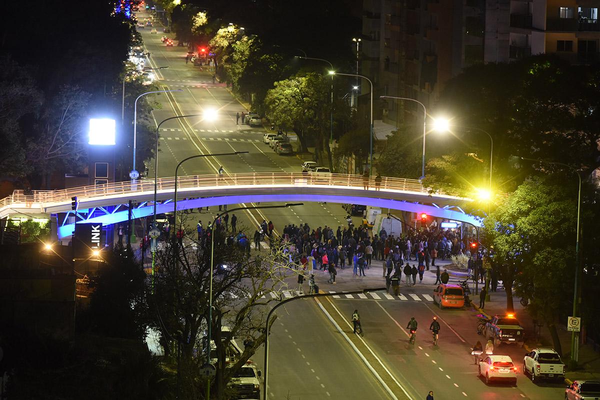 PUNTO MÁS ALTO ESTÁ A 5,5 METROS. La estructura de acero y hormigón cuenta con un moderno sistema de iluminación con tiras de luces LED.