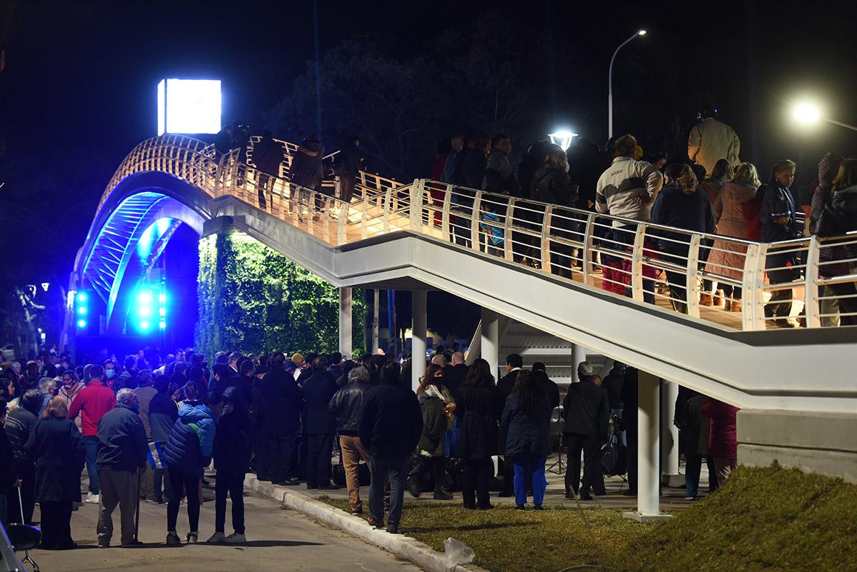 CON FORMA DE ARCO. El puente tiene un mecanismo de pasamanos realizado en acero inoxidable, lo que asegura su durabilidad.