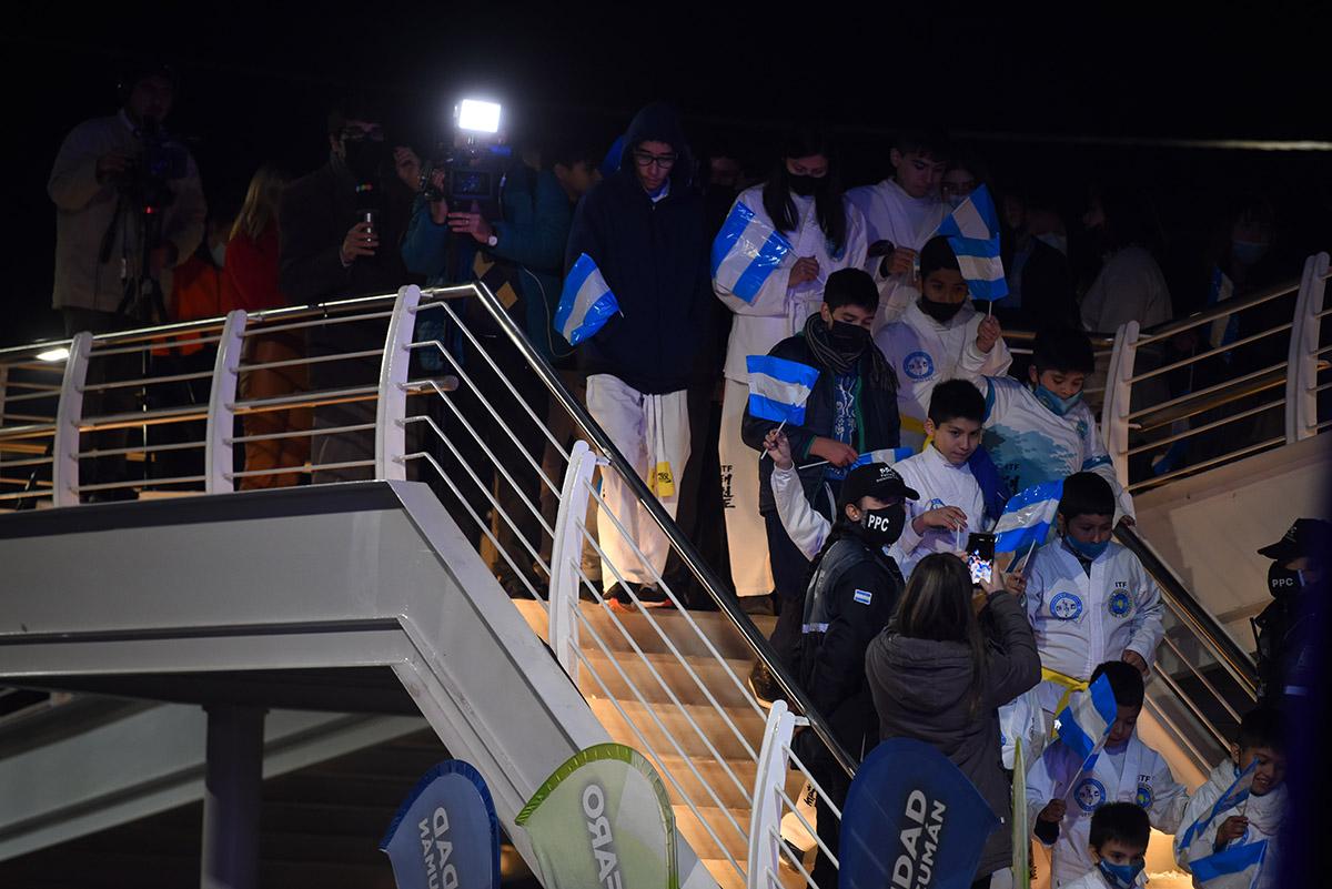 JÓVENES VISITANTES EN EL ACTO. Estudiantes pudieron cruzar el puente, que sirve a los alumnos de las escuelas de la zona.