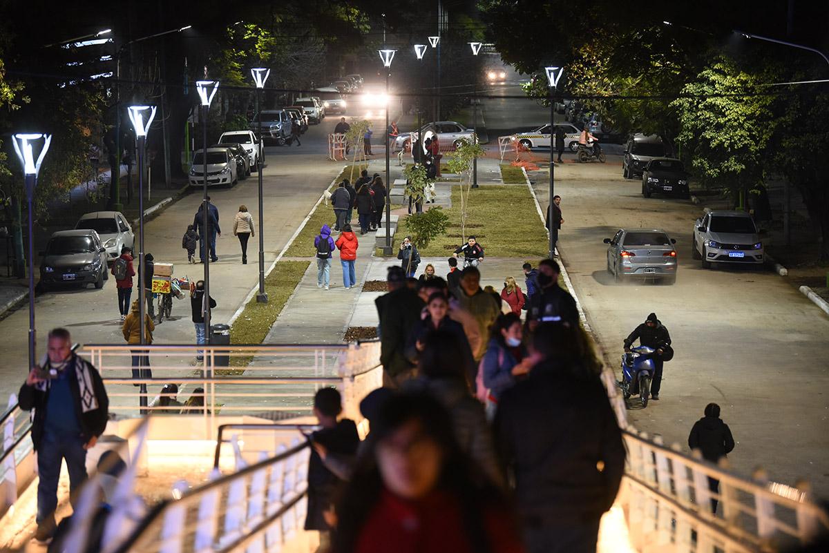 CARACTERÍSTICAS. El puente también tiene un ascensor, montado sobre una torre de acero que tiene una altura de 13 metros, con vistas al Monumento al Bicentenario y al Cerro San Javier, cuya finalidad es facilitar la accesibilidad para los vecinos con discapacidad.