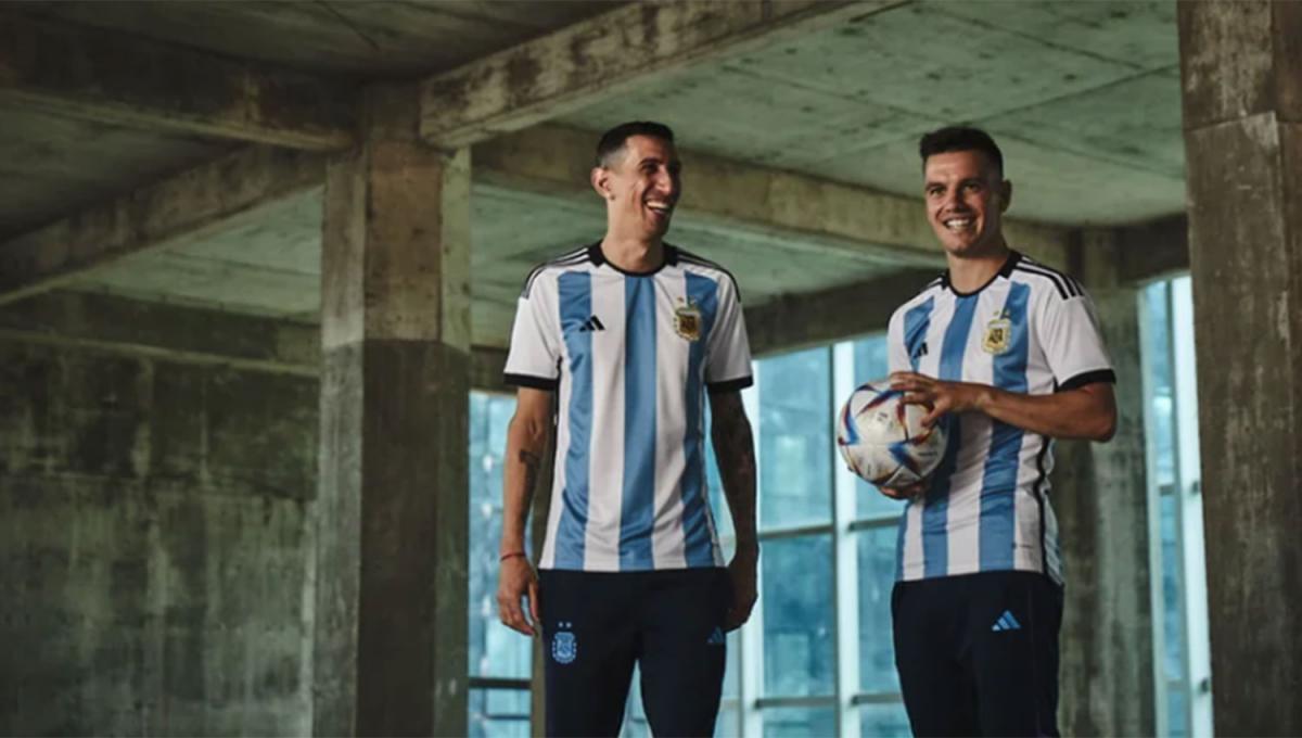 ESTRENO. Di María y Lo Celso formaron parte de la sesión de fotos de la nueva camiseta de la Selección.