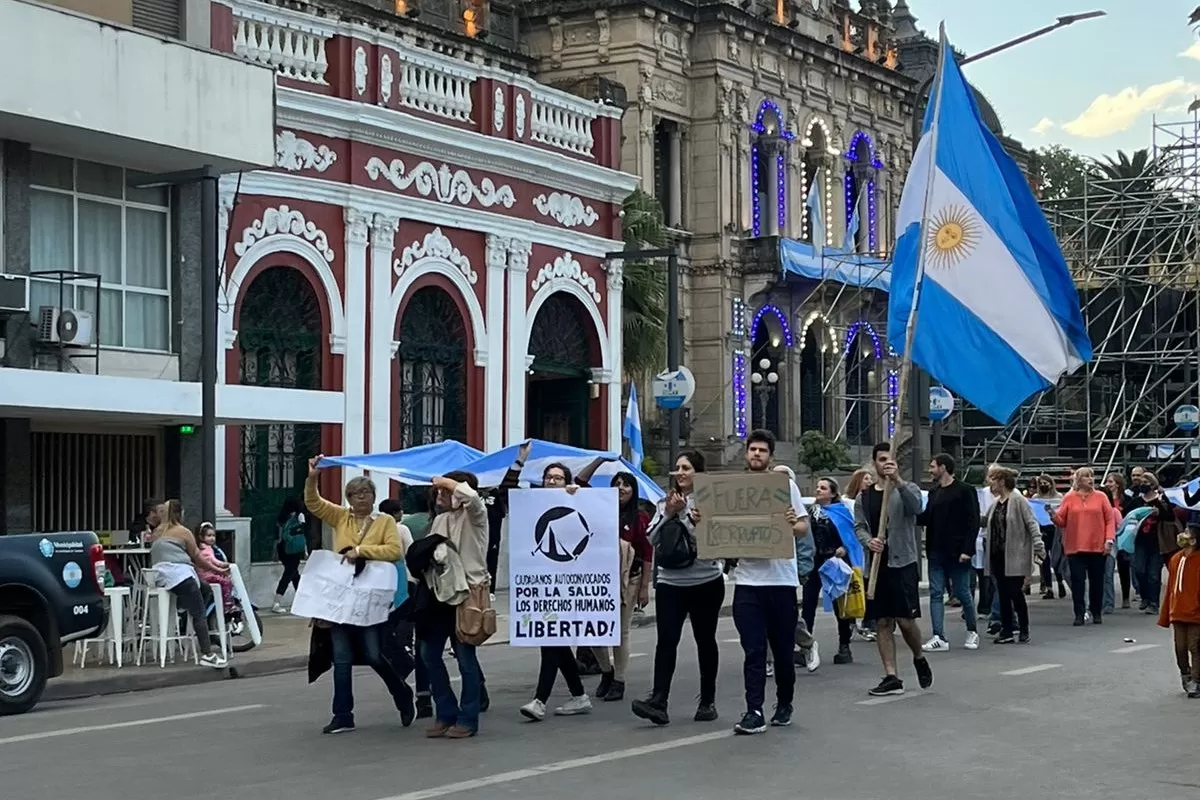 En un banderazo, cientos de tucumanos marcharon en contra del Gobierno