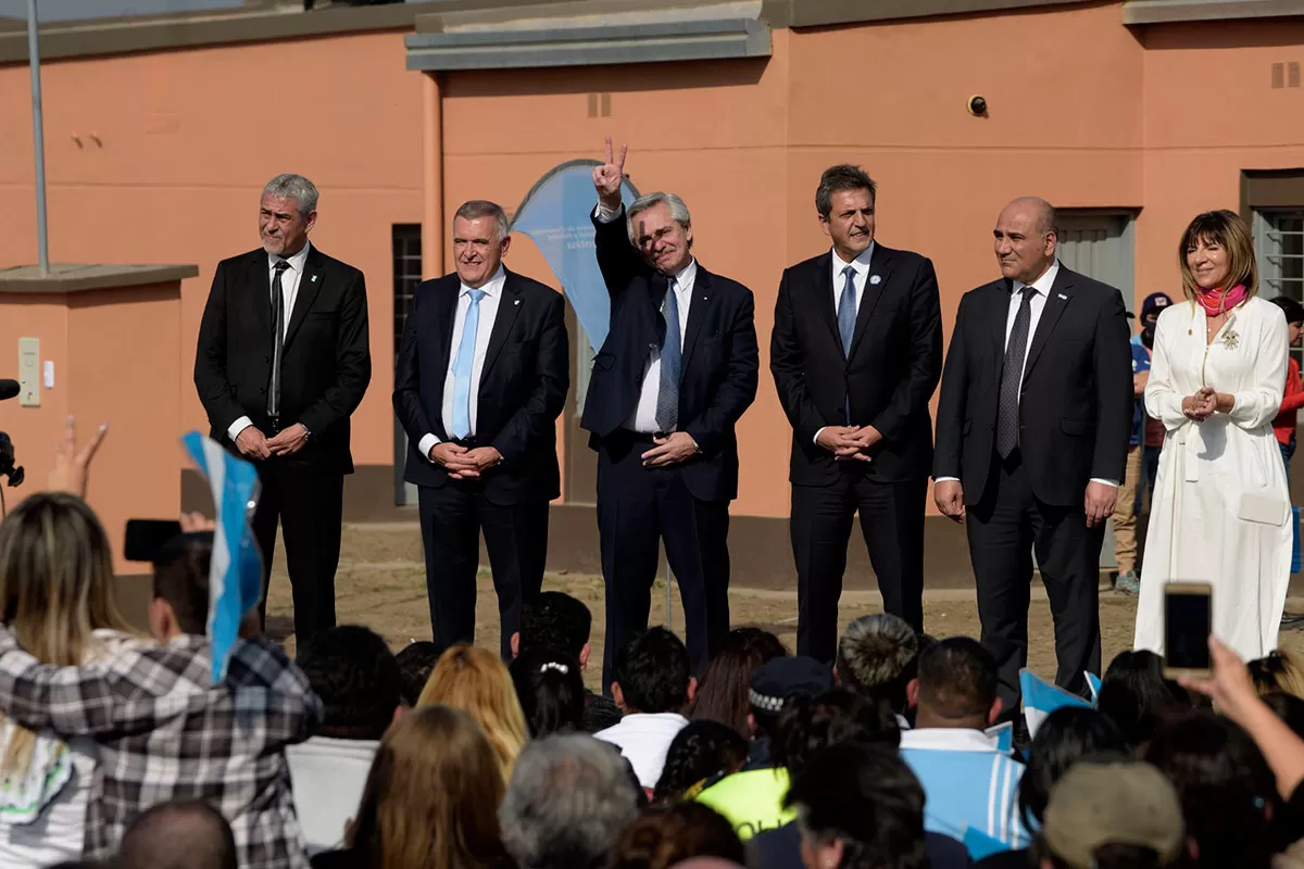 POR EL SUEÑO DE LA CASA PROPIA. Ferraresi, Jaldo, Alberto con los dedos en “V”, Massa, Manzur y Stella Maris Córdoba en el sur de la Capital 