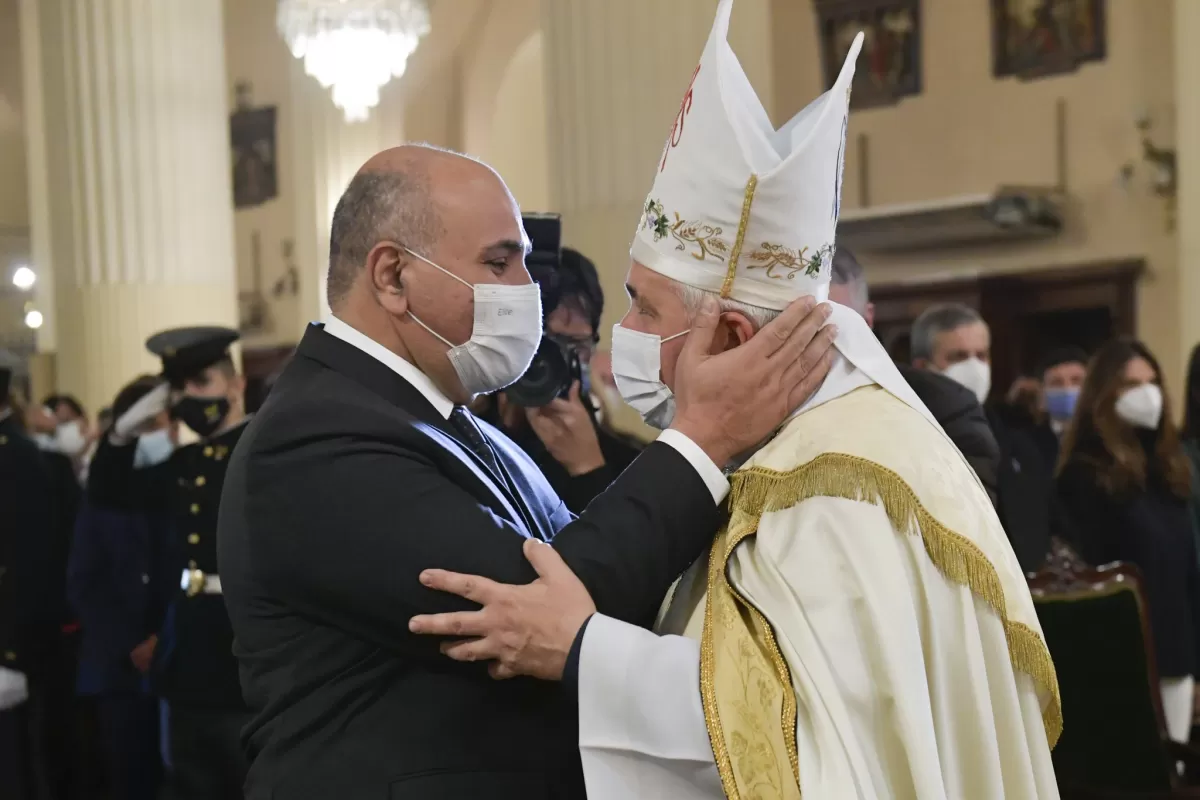 EN LA CATEDRAL. Manzur, con el Arzobispo Carlos Sánchez. Foto de Twitter @JuanManzurOK