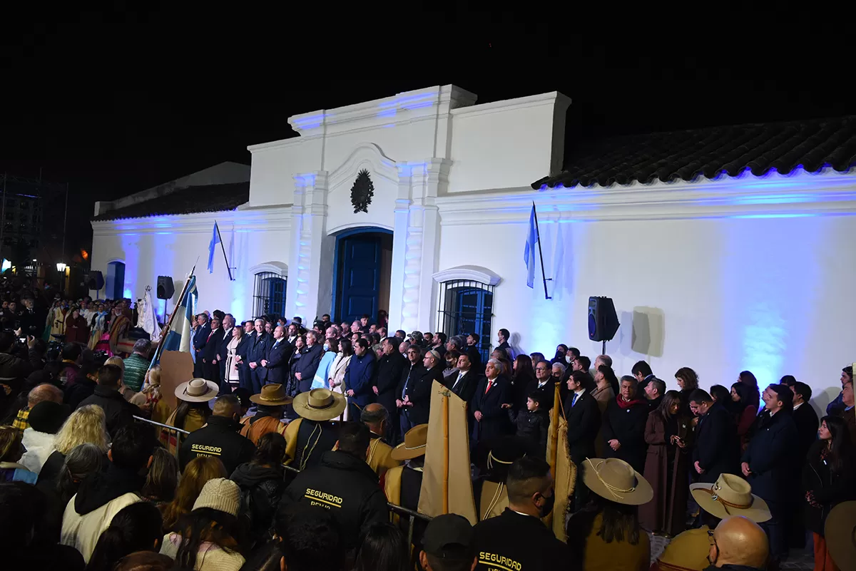 EN CASA HISTÓRICA. Funcionarios municipales, provinciales y nacionales asistieron a la vigilia en el solar ubicado en calle Congreso para iniciar el festejo de los 206 años de la Declaración de la Independencia.