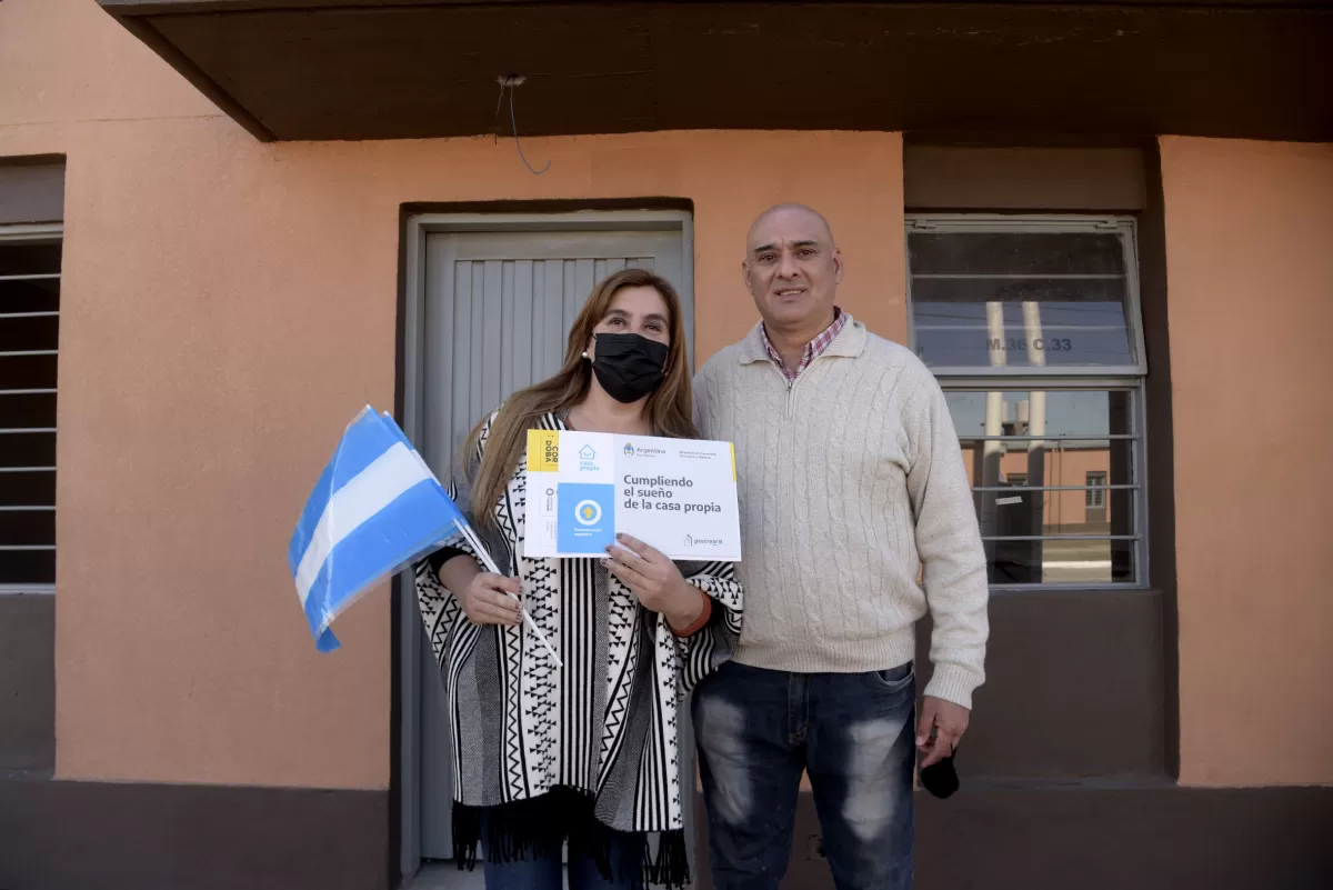 FELICES. El matrimonio recibió las llaves de la casa que les fue adjudicada