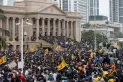 Miles de manifestantes toman la residencia del Presidente de Sri Lanka, quien prevé renunciar