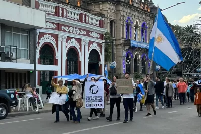 En un banderazo, cientos de tucumanos marcharon en contra del Gobierno
