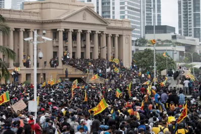 Miles de manifestantes toman la residencia del Presidente de Sri Lanka, quien prevé renunciar