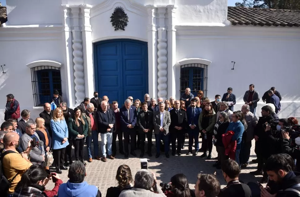 HOMENAJE A LOS PRÓCERES. Los correligionarios entonaron las estrofas del Himno y leyeron un manifiesto por la República. LA GACETA / FOTOS DE INÉS QUINTEROS ORIO