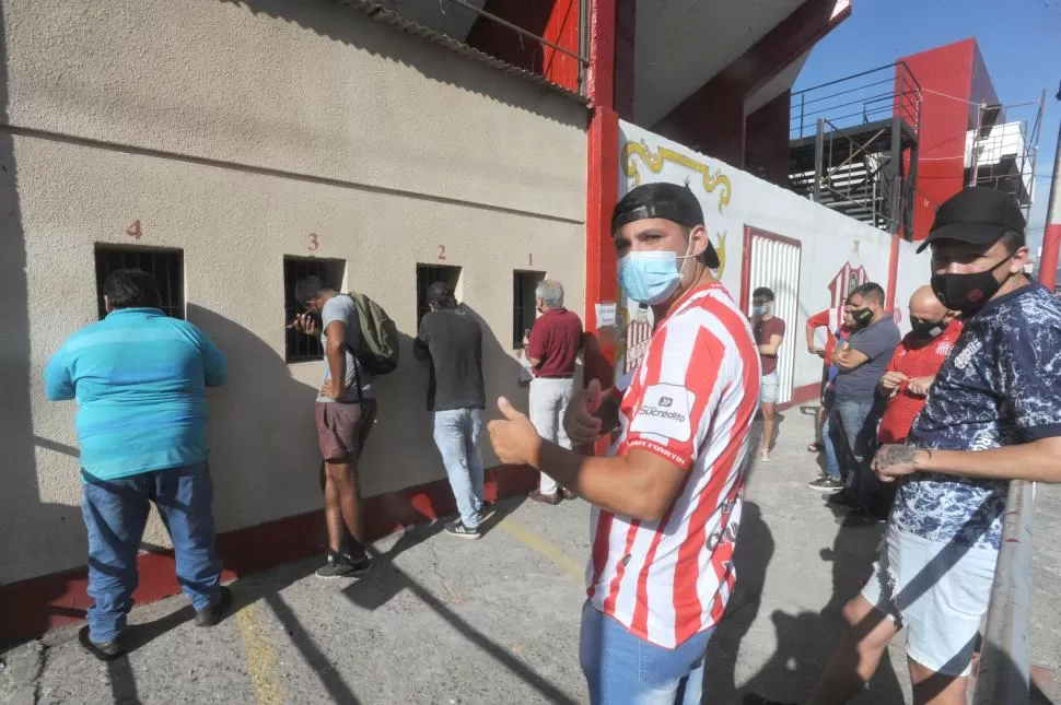 IMAGEN PARA EL RECUERDO. A partir de hoy, los hinchas no tendrán que hacer colas frente a las boleterías para obtener sus lugares en cada partido de local. LA GACETA / FOTO DE ANTONIO FERRONI