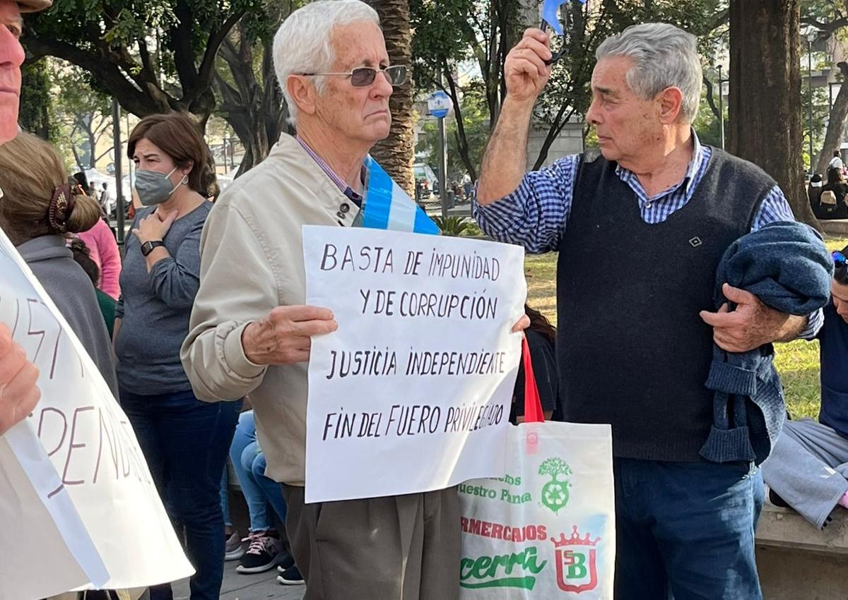 En un banderazo, cientos de tucumanos marcharon en contra del Gobierno