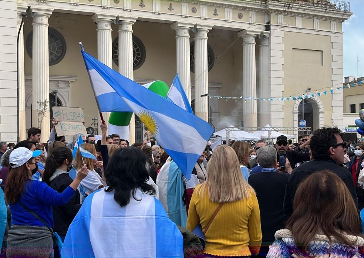 En un banderazo, cientos de tucumanos marcharon en contra del Gobierno