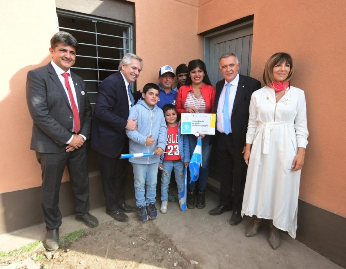 Entrega de viviendas. Foto prensa Gobierno 