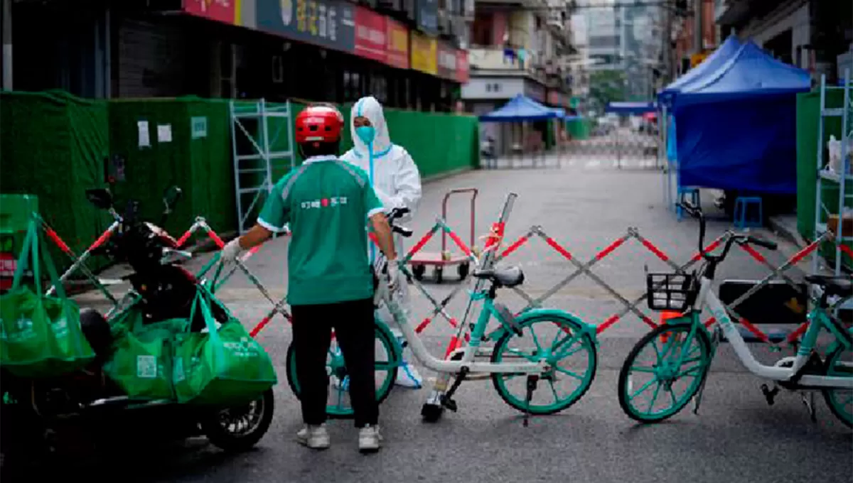 TESTEOS. Shanghái continúa con la detección masiva de casos en las calles.