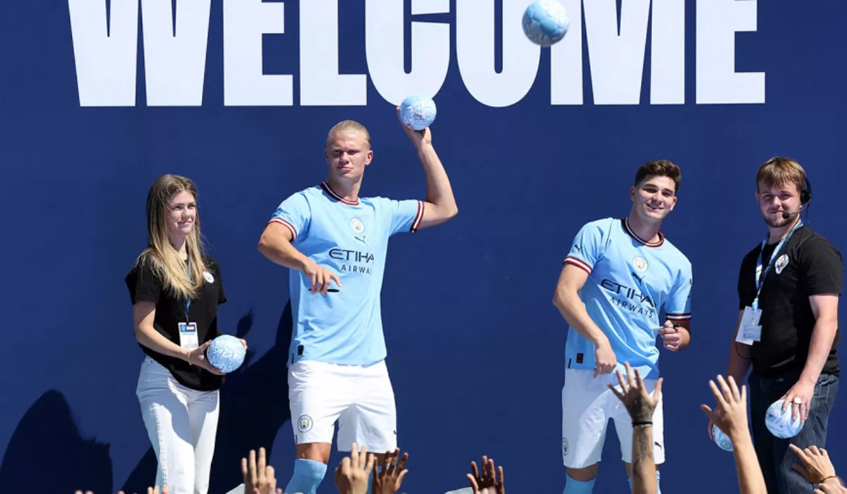 NO DEJEN DE APLAUDIR. Julián Álvarez fue presentado ante una multitud de hinchas de Manchester City.