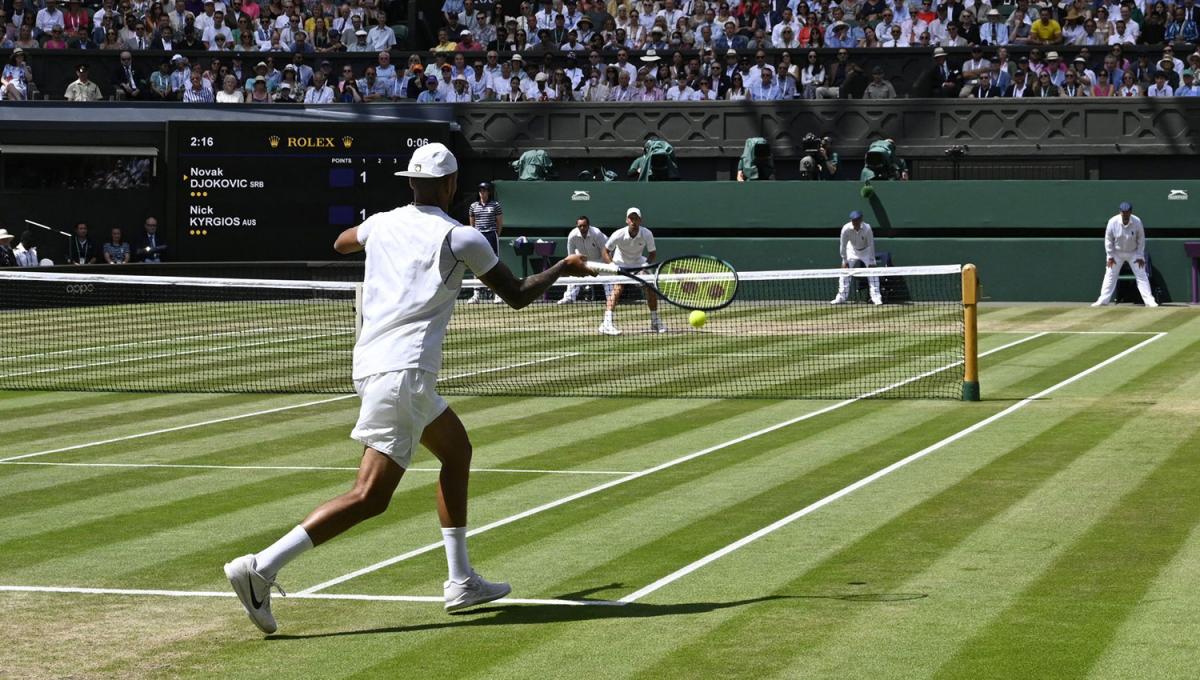 TODA LA ATENCIÓN. Kyrgios y Djokovic definen el torneo en el court central de All England.