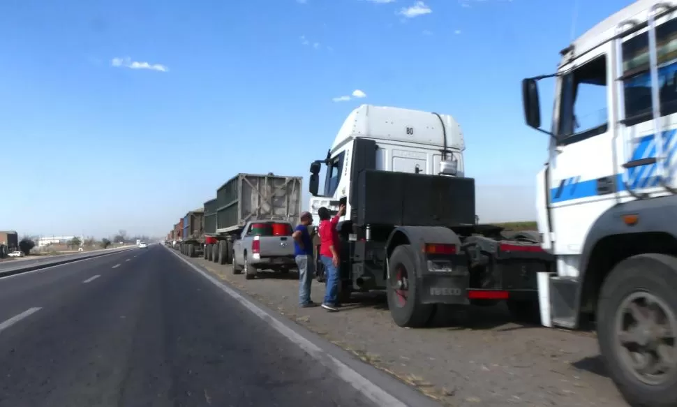 OTRA VEZ A LA VERA DE RUTA. Con paciencia pero enojados, los transportistas esperan por su turno para cargar el cupo de combustible. la gacveta / fotos de osvaldo ripoll 