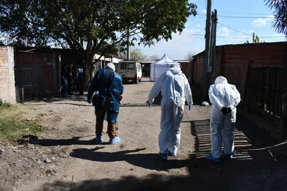 EN LA ESCENA DEL CRIMEN. Los peritos buscan prueba en el lugar donde se registró el homicidio de Pedro Antonio Figueroa en Banda del Río Salí.  