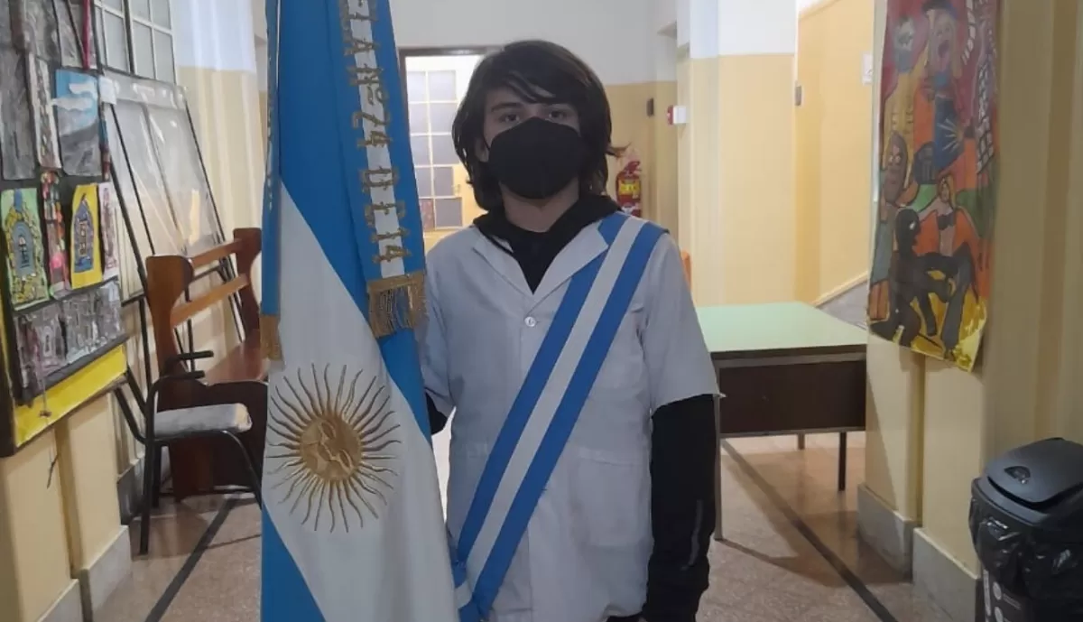 Santino Coronel tiene autismo y fue abanderado en su escuela