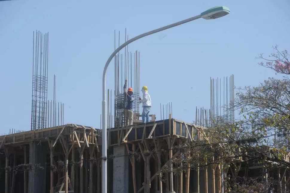 EN CONSTRUCCIÓN. Dos obreros trabajan en una propiedad horizontal. la gaceta / foto de antonio ferroni