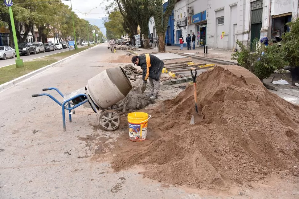 TAFÍ VIEJO. Un albañil prepara los materiales para hacer las ciclovías. la gaceta / foto de inés quinteros orio