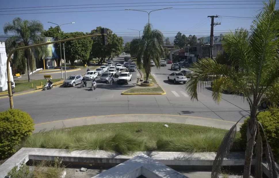 CONGESTIÓN DE TRÁNSITO. La rotonda y los semáforos del Camino del Perú generan problemas a la hora de circular por la zona. la gaceta / foto de foto franco vera