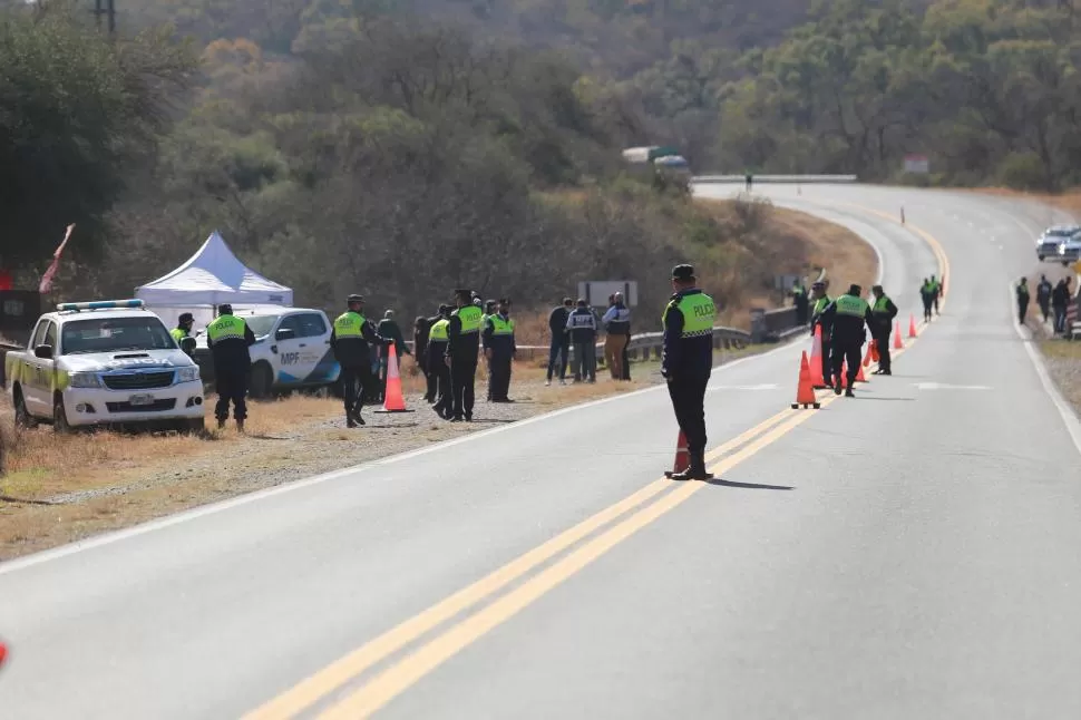 EL LUGAR DEL HALLAZGO. La Policía cortó el tráfico vehicular para que los peritos pudieran trabajar sin problemas. la gaceta / foto de juan pablo sánchez noli