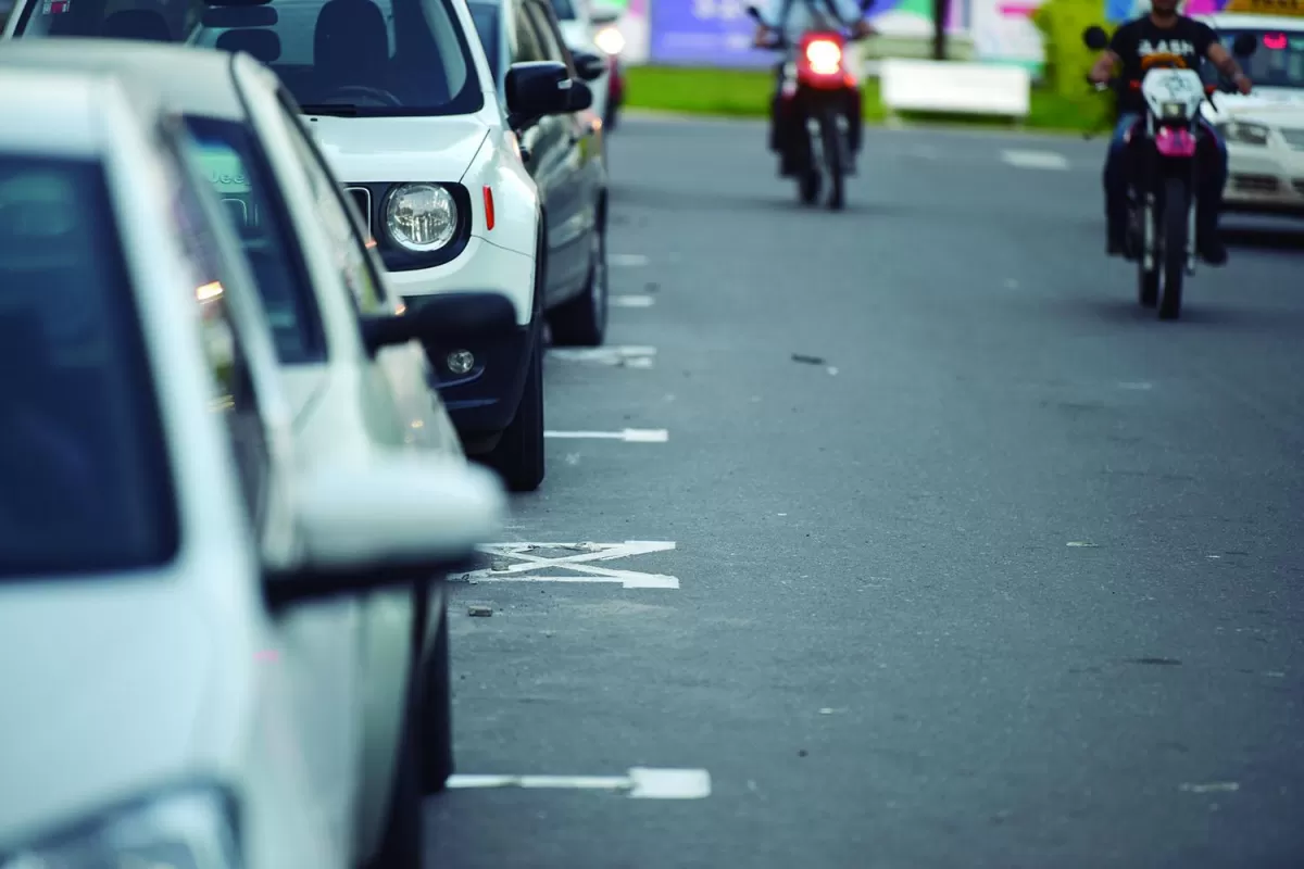 ESTACIONAMIENTO EN LAS CALLES. El municipio implementó un nuevo sistema. foto de Archivo LA GACETA