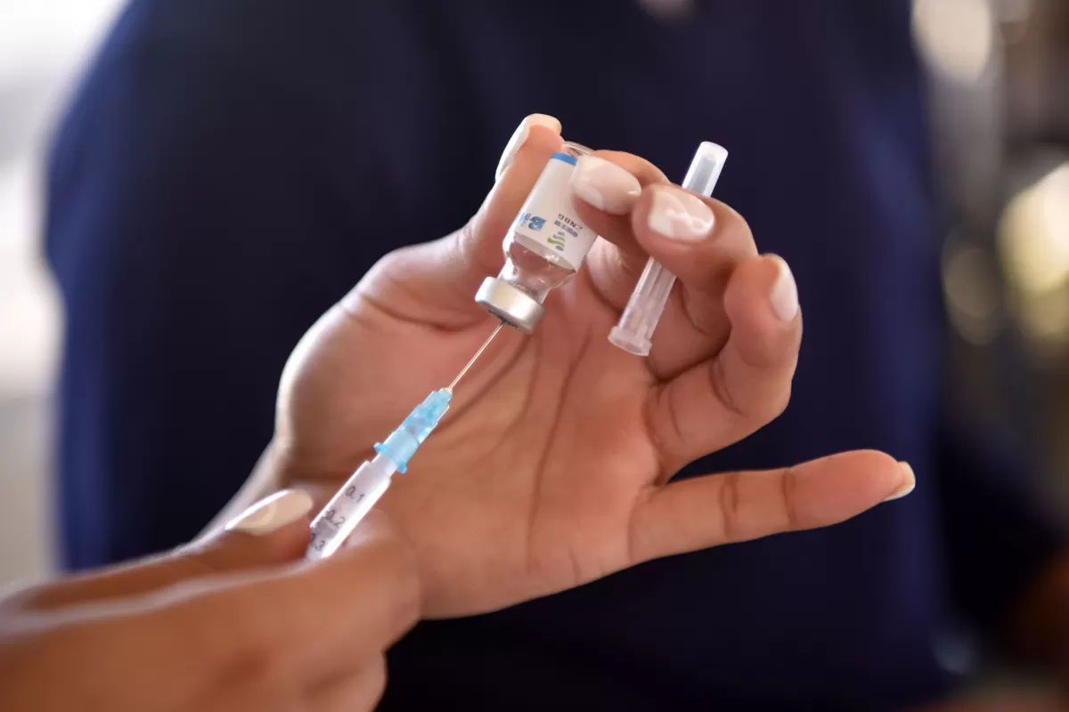 Vacunarán a bebés desde los seis meses contra la covid