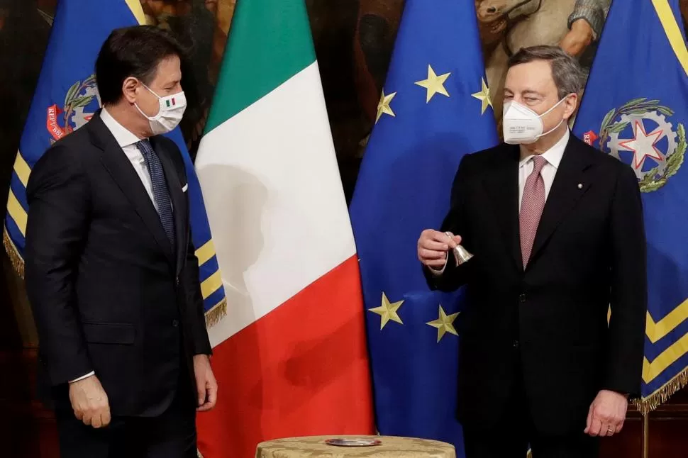 OTROS TIEMPOS. Draghi recibió el cargo de manos de Conte, en 2021 