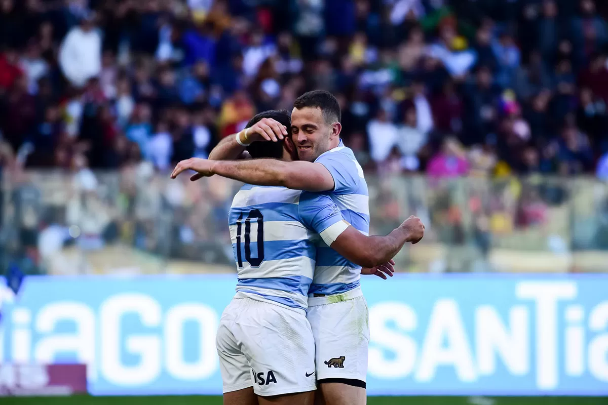 FINAL FELIZ. Emiliano Boffelli se abraza con Santiago Carreras después de haber asestado un try tan lindo como valioso.