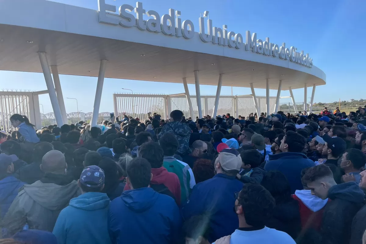 TENSIÓN EN LAS AFUERAS DEL ESTADIO. Espectadores no pudieron ingresar a tiempo al partido entre Los Pumas y Escocia. 