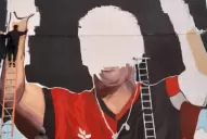 Rosario: balearon a dos hinchas de Newell´s que pintaban un mural de Maradona y Messi