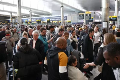 Huelgas y alta demanda desatan el caos en aeropuertos del mundo