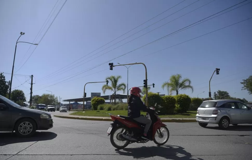 COMPLICADO. Las colas para superar la rotonda son larguísimas.  