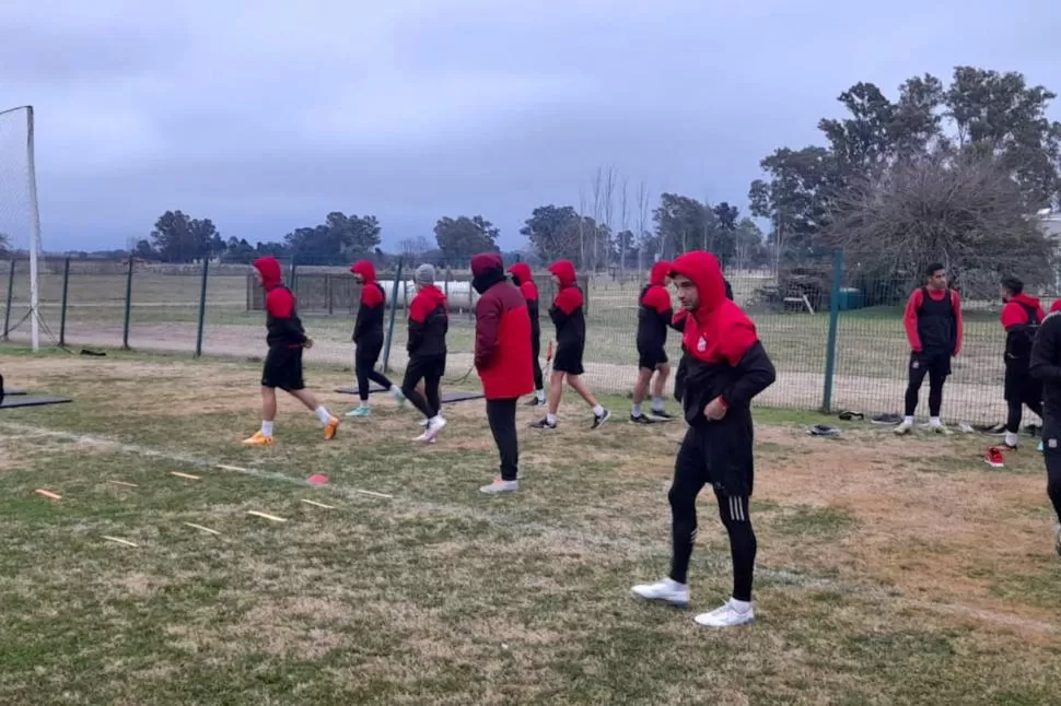 ENTRENAMIENTO EN EL HOTEL. Ayer por la tarde, el plantel realizó una práctica liviana en el predio del hotel en el que concentró en Buenos Aires. “Tino” Costa sería titular esta tarde contra Estudiantes. twitter @CASMOficial