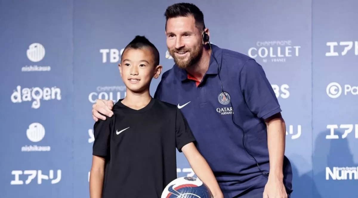 Lionel Messi se mostró feliz en Japón. FOTO TOMADA DE TÉLAM