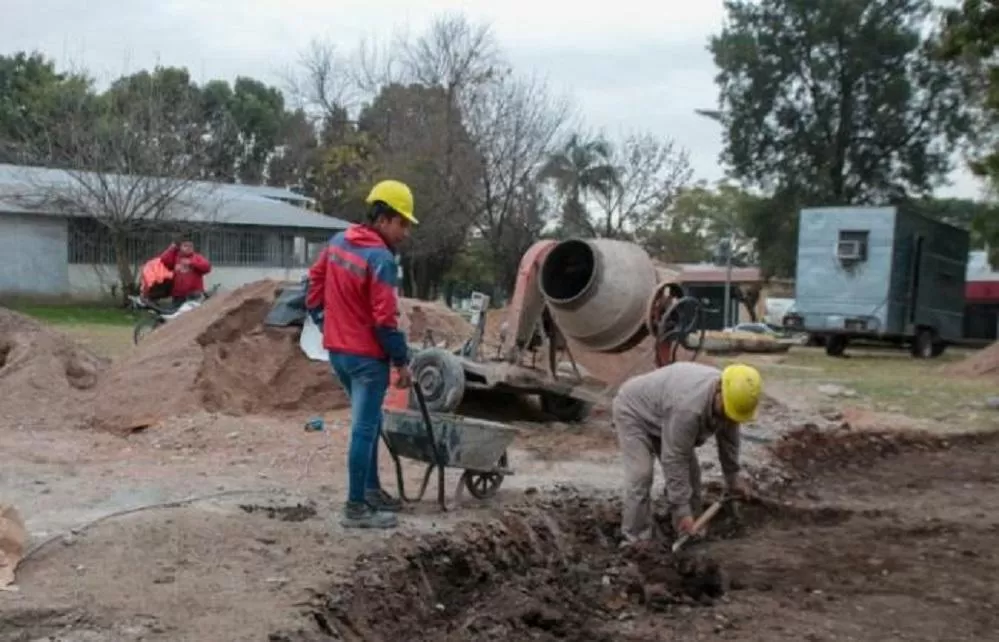 TRABAJANDO. Dos obreros trabajan en una obra provincial.  