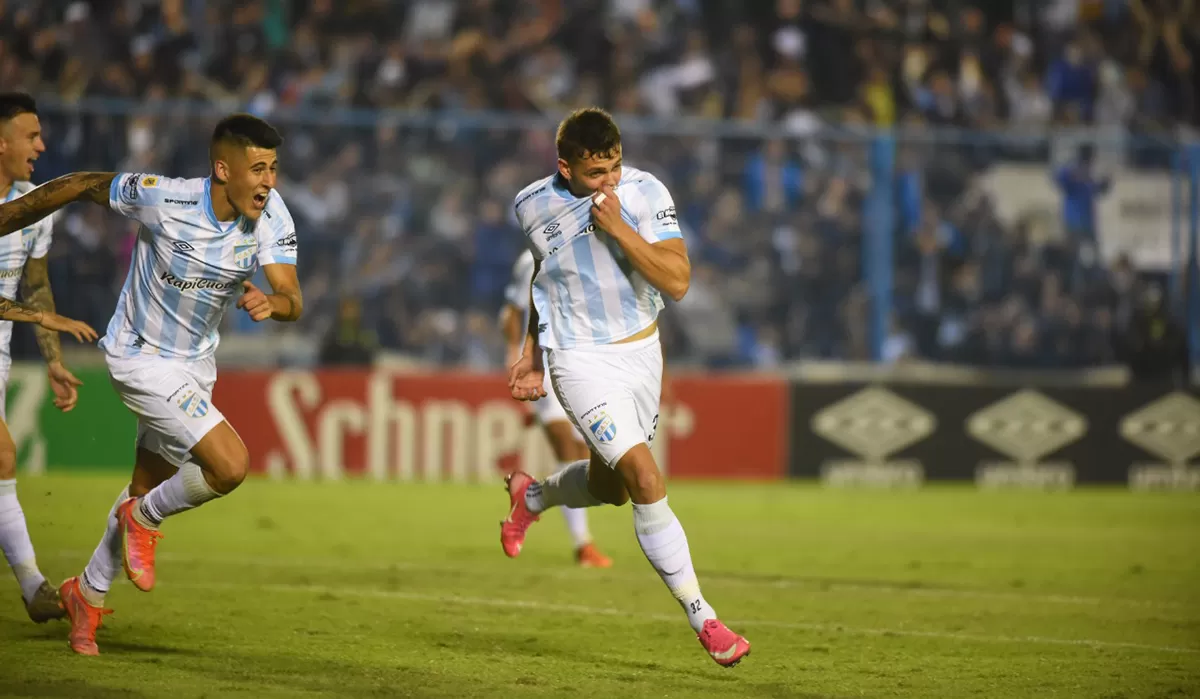 BUEN PRESENTE. Atlético derrotó 1 a 0 a Sarmiento, es puntero y estiró el verano que vive con Pusineri.