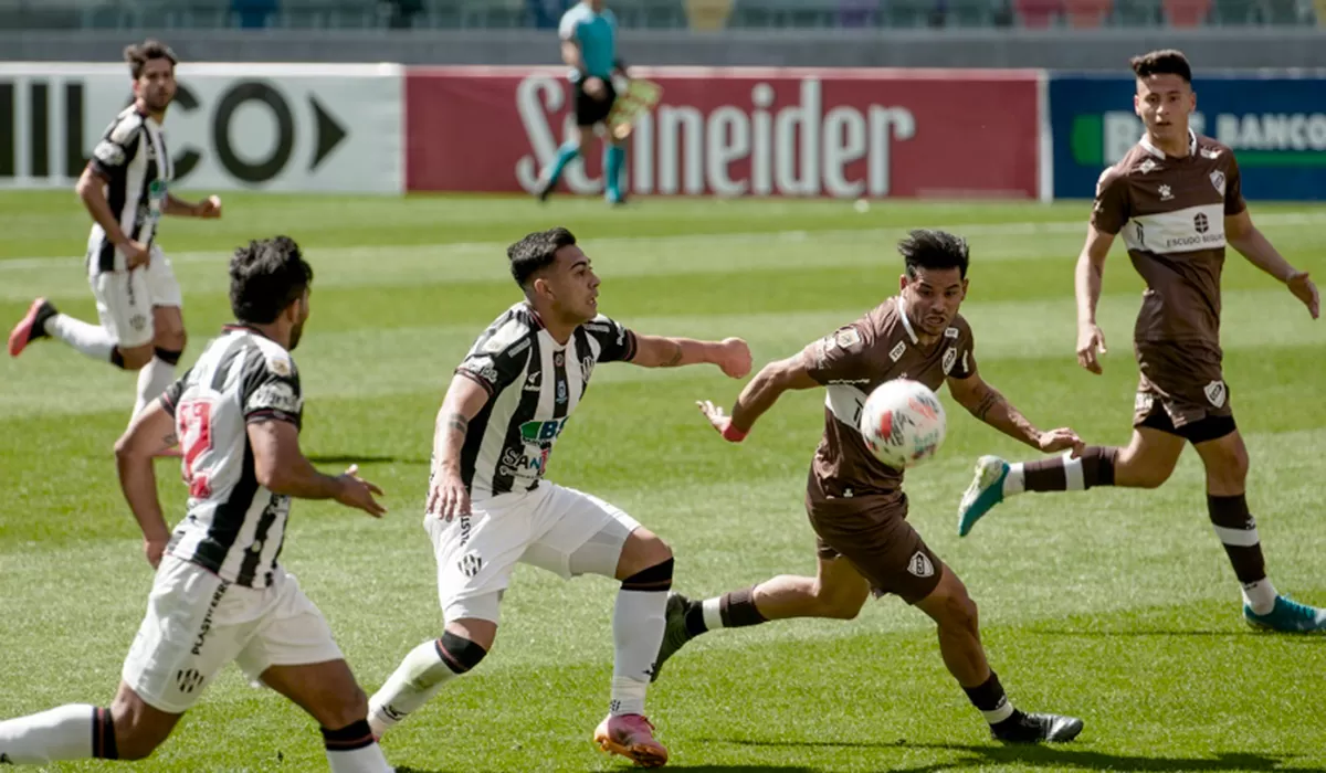 UNA MANITO. Platense venció a Central Córdoba por 2 a 0, en un duelo de necesitados.