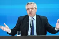 El Presidente culpa a los que viajan por la suba del “blue”